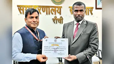 Ranchi News : अधिकारियों और कर्मचारियों को मिला प्रशस्ति पत्र