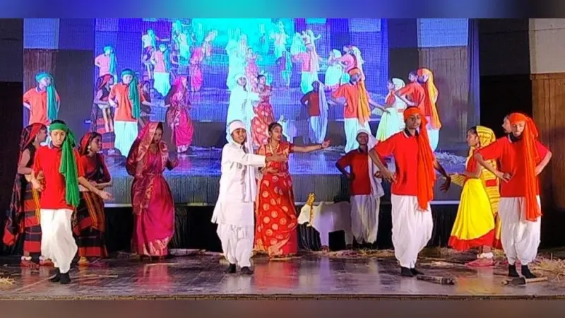 Dhanbad News : गणतंत्र दिवस की पूर्व संध्या पर बच्चों ने रंगारंग सांस्कृतिक कार्यक्रम से मन मोहा