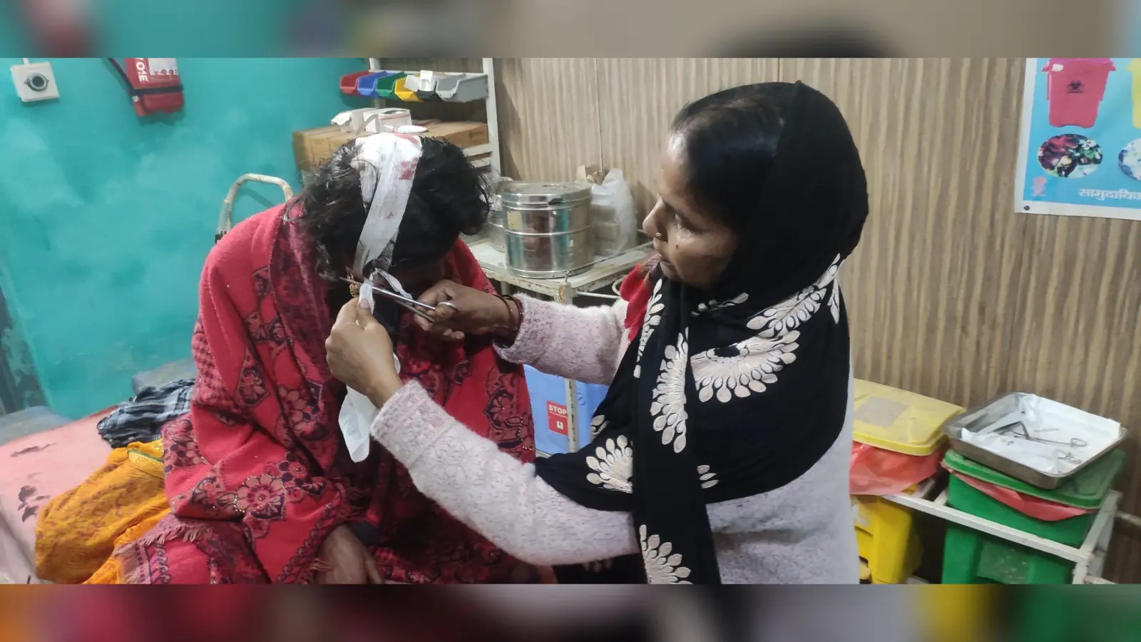 बाइक की ठोकर से बुजुर्ग महिला के घायल होने पर भिड़े दो पक्ष, दो के सिर फूटे