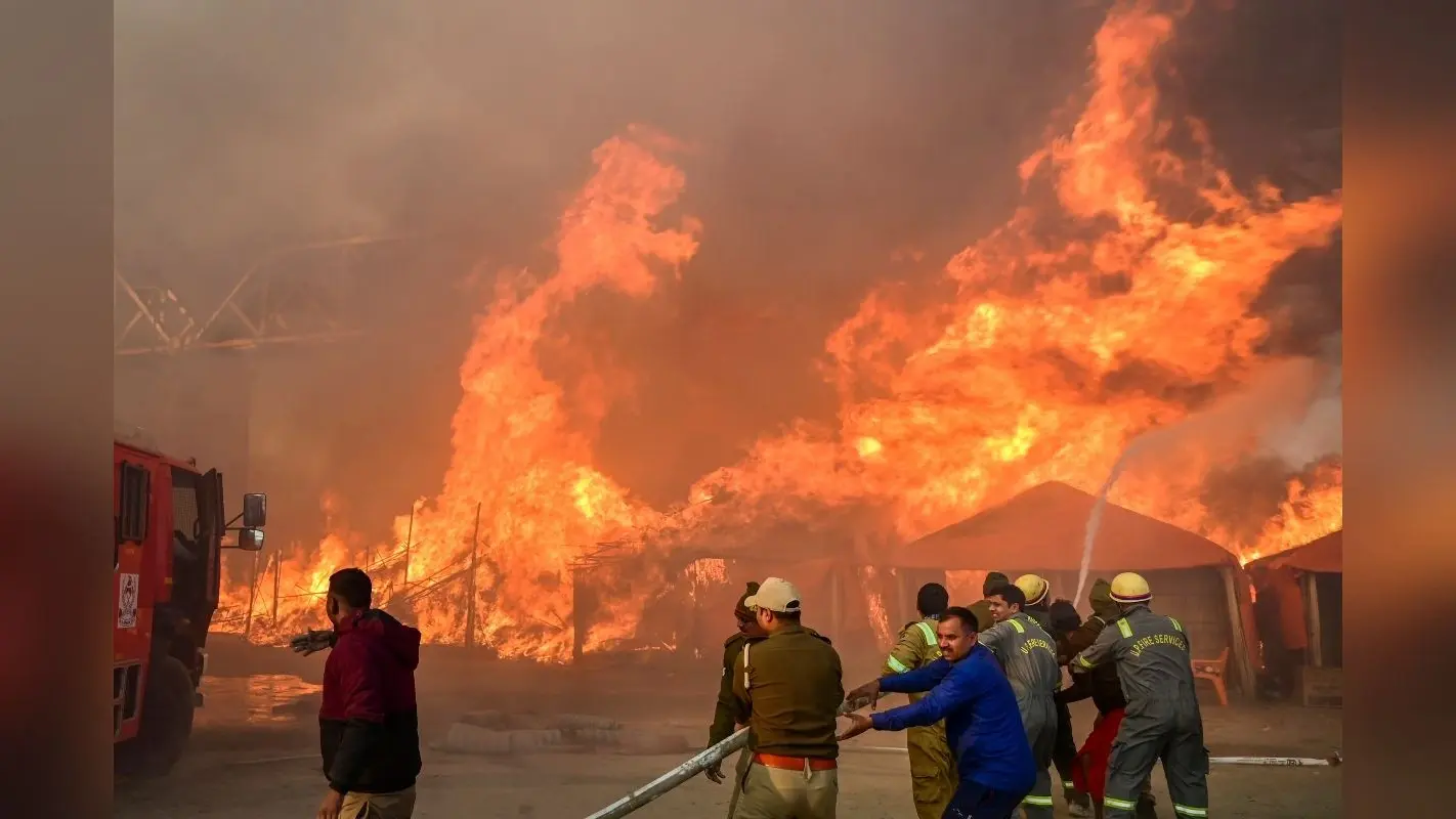 Fire Accident in Kumbh Mela: पुआल से भड़की आग में 18 टेंट खाक, सिलेंडरों के उड़े परखच्चे, महाकुंभ में अग्निकांड से मची तबाही