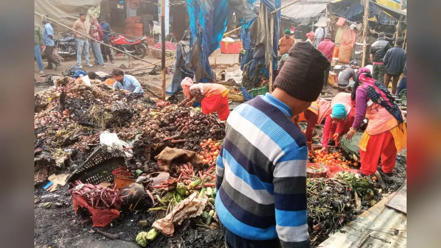 गम्हरिया बाजार में लगी आग, कई दुकानें और होटल जलकर खाक, लाखों का नुकसान