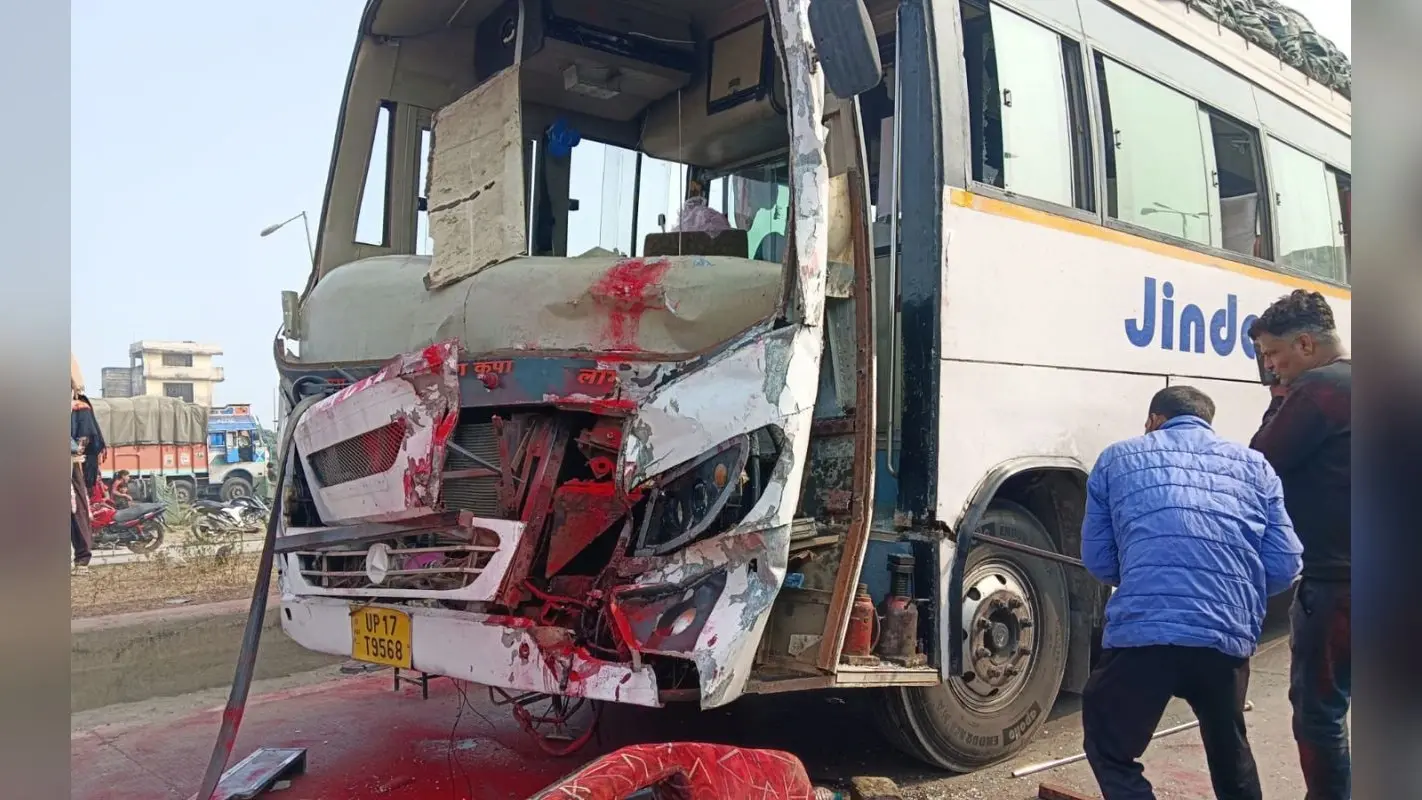 Gaya News: गया के NH पर बैरियर से टकराई यूपी के तीर्थ यात्रियों से भरी बस, दर्जन भर श्रद्धालु घायल