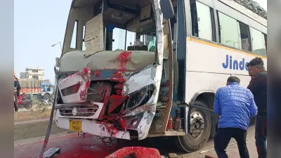 Gaya News: गया के NH पर बैरियर से टकराई यूपी के तीर्थ यात्रियों से भरी बस, दर्जन भर श्रद्धालु घायल