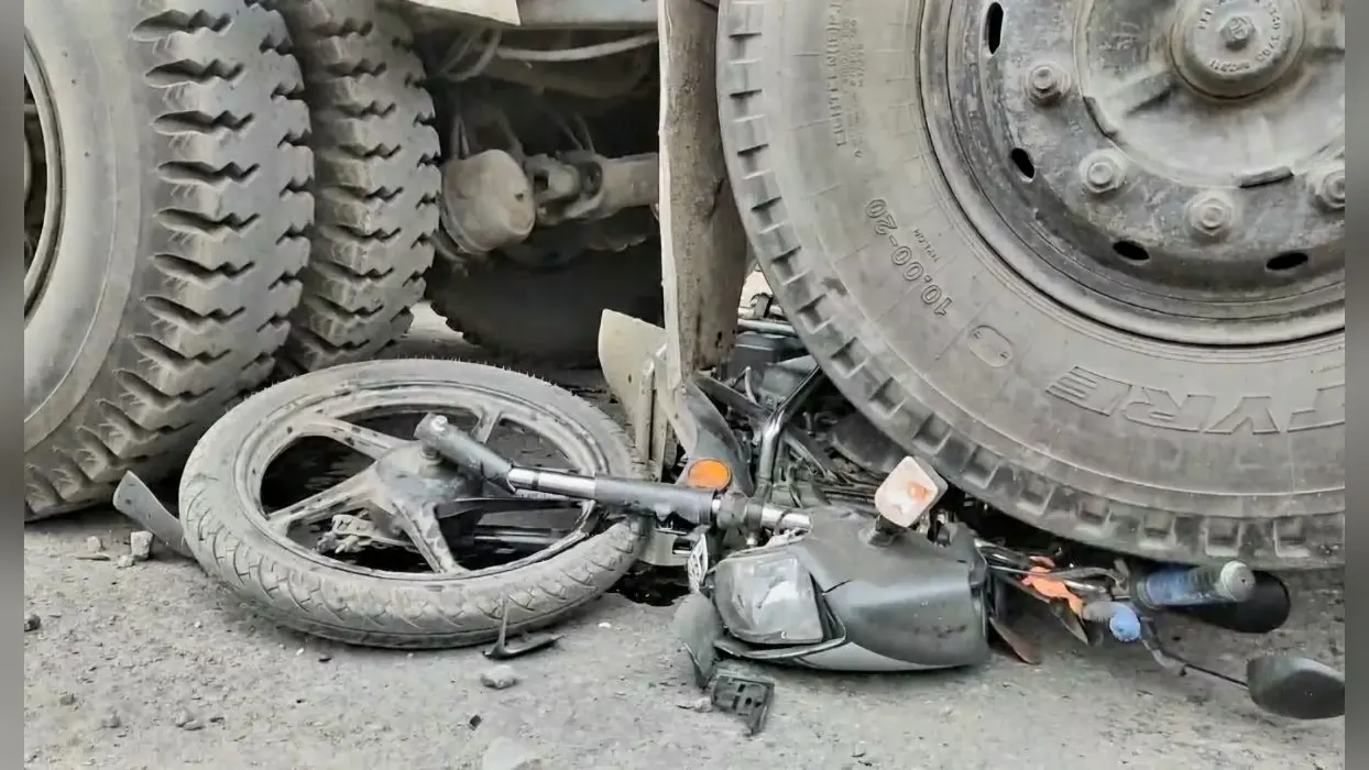 Bihar News: भीषण सड़क हादसे में दो भाइयों की मौत, समझाने आई पुलिस पर आक्रोशितों ने किया पथराव