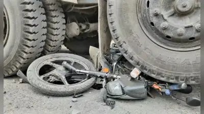 Bihar News: भीषण सड़क हादसे में दो भाइयों की मौत, समझाने आई पुलिस पर आक्रोशितों ने किया पथराव