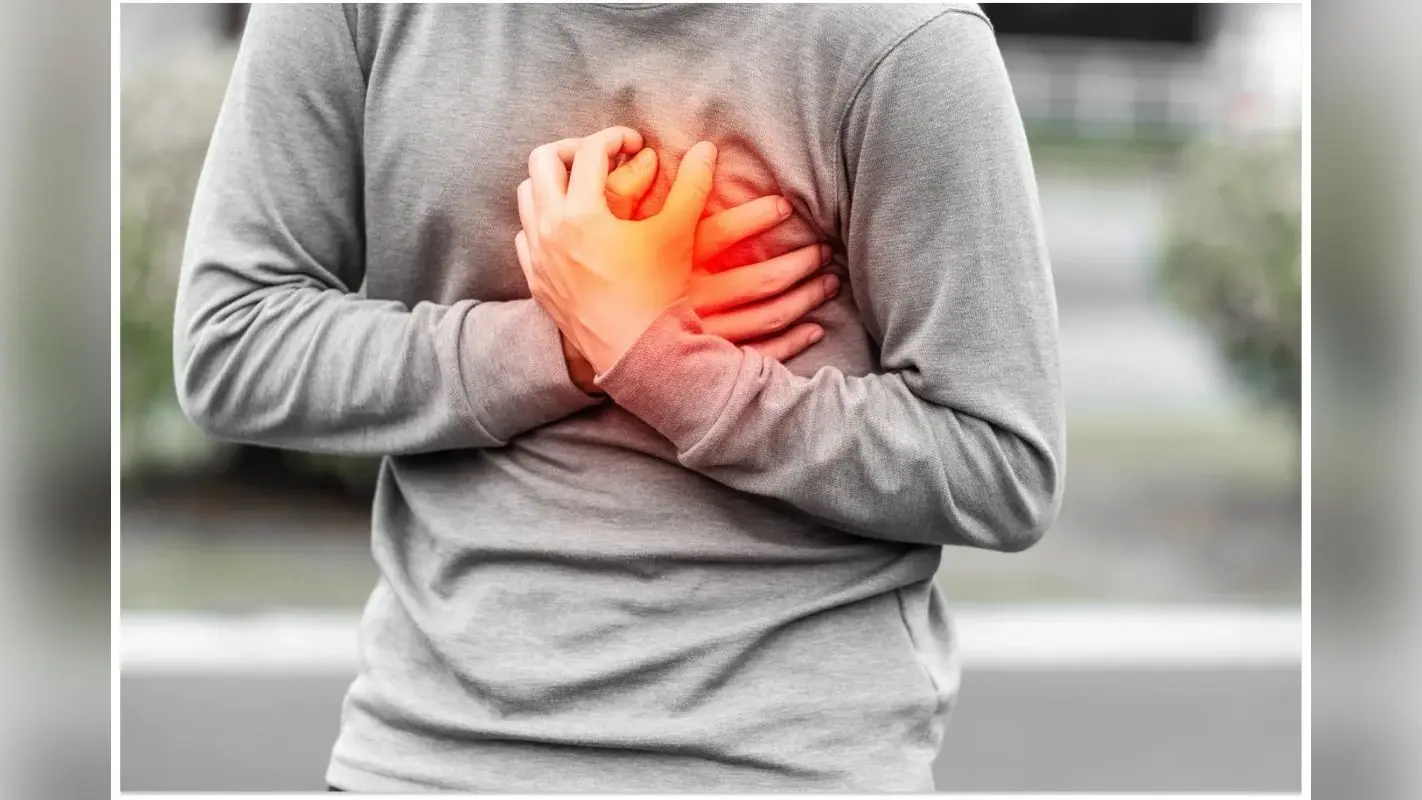 Heart Attack Symptoms : हार्ट अटैक से पहले मिलने वाले खतरनाक संकेतों को पहचानें, बचाएं जान