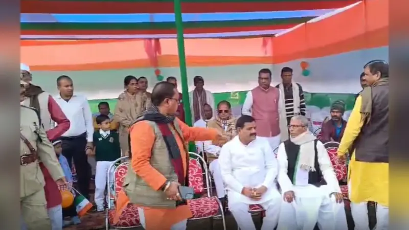 Video: JDU MLA गोपाल मंडल ने कुर्सी पर बैठने को लेकर किया बवाल, SDPO को करना पड़ा मामले को शांत