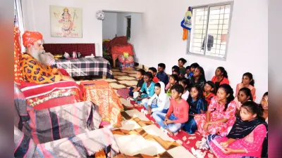 Exclusive: झारखंड में वैदिक मंत्र सीख रहे आदिवासी बच्चे, शिष्टाचार की शिक्षा दे रहे जम्मू वाले बाबा