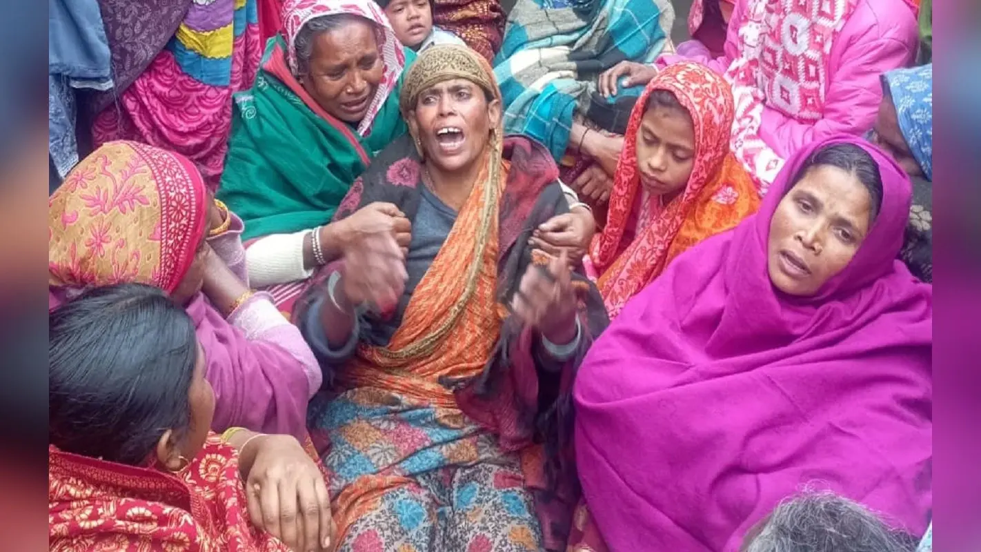 बिहार में कोहरे की मार: बाइक की टक्कर से टुकड़ों में बंटा बिजली का पोल, चारो दोस्त दूर खेत में गिरे, दो की मौत