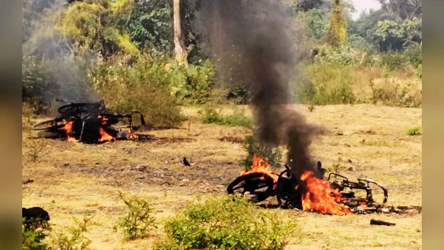 झारखंड के खरखरी जंगल में हिंसक झड़प, दर्जनों राउंड फायरिंग में एक जख्मी, दर्जनों मोटरसाइकिल को फूंका