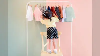 Parenting Tips: रात में बच्चों के कपड़े घर से बाहर क्यों नहीं सुखाने चाहिए? जानें धार्मिक और वैज्ञानिक कारण