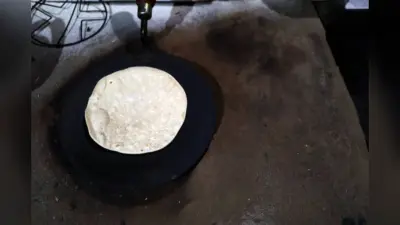 Kitchen Hacks: तवे पर जम गयी मोटी काली परत? इस तरह उसे बनाएं नये जैसा