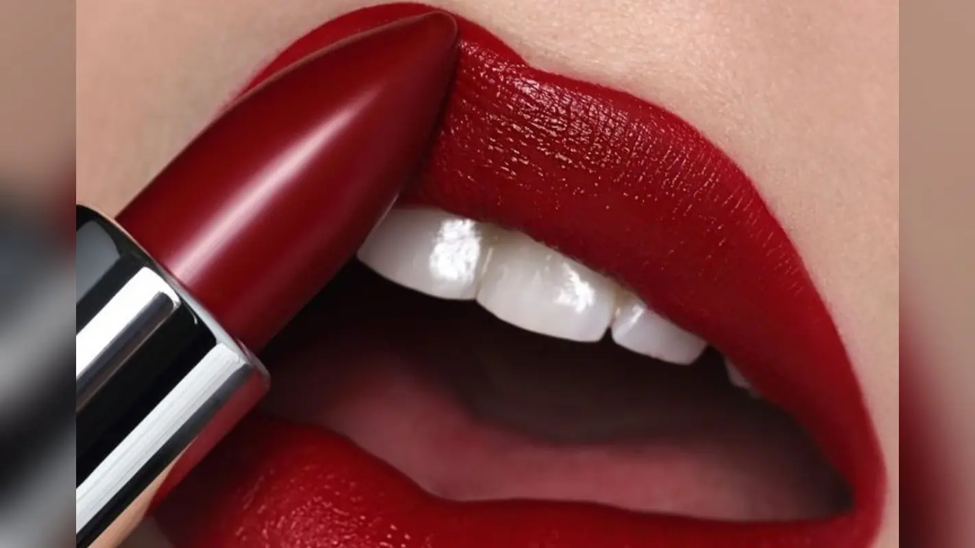 Lipstick Hacks: क्या आपके होठों पर भी नहीं टिकती लिपस्टिक? तो ट्राय करें ये ट्रिक्स