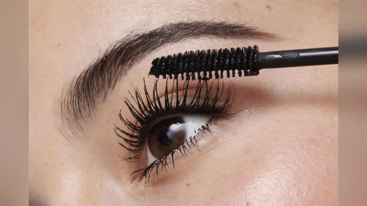 How to apply mascara like a pro: मस्कारा लगाते समय बस याद रखें ये एक बात, आंखें भी लगेंगी सुंदर और फैलेगा भी नहीं
