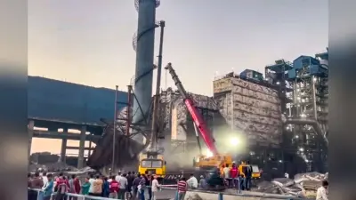 Video: छत्तीसगढ़ के मुंगेली में प्लांट की चिमनी गिरी, 2 मजदूर घायल
