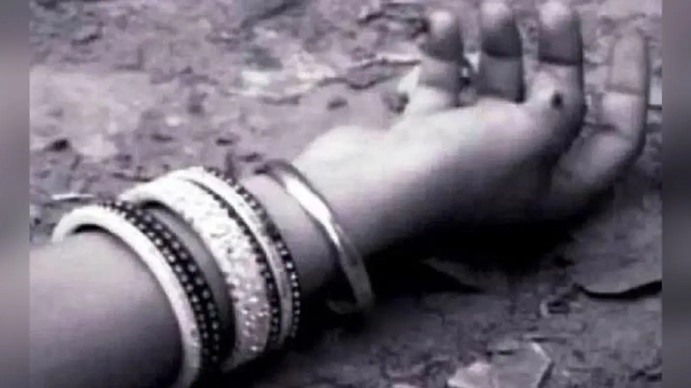 बाढ़ में महिला का शव बरामद, हत्या के बाद सड़क पर फेंकी लाश