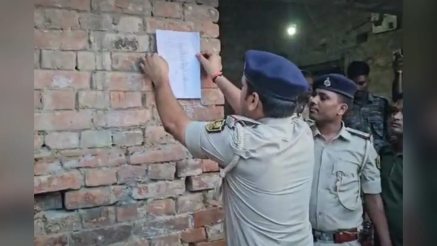 Muzaffarpur News: बैंड बाजे के साथ आरोपी के घर पहुंची पुलिस, चिपकाया इश्तेहार, महीनों से फरार है आरोपी