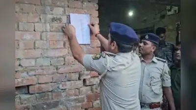 Muzaffarpur News: बैंड बाजे के साथ आरोपी के घर पहुंची पुलिस, चिपकाया इश्तेहार, महीनों से फरार है आरोपी