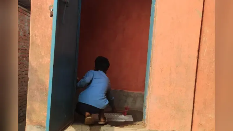 Muzaffarpur News: छात्र का स्कूल में टॉयलेट साफ करते फोटो वायरल, प्रिंसिपल से मांगा गया स्पष्टीकरण