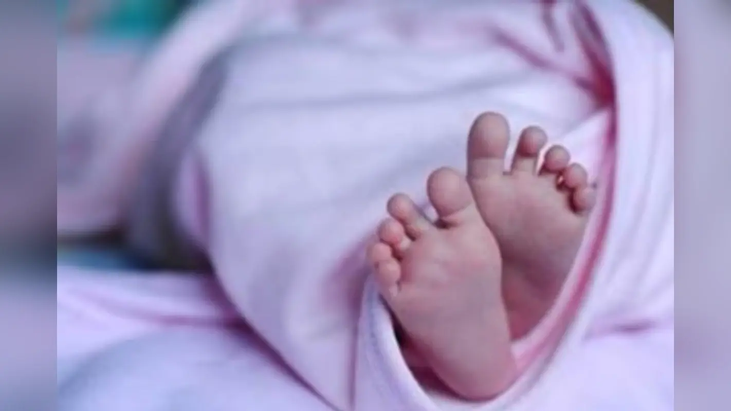 Muzaffarpur News: मां-बाप ने नवजात को सड़क किनारे फेंका, सिपाही ने सीने से लगाया, गोद भी लेंगे