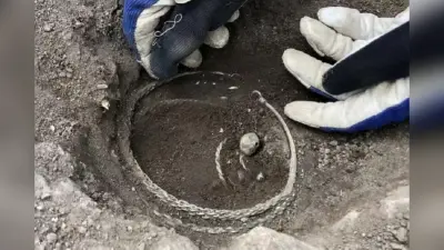 Muzaffarpur News: मिट्टी कटाई के दौरान धरती के नीचे से निकली प्राचीन गगरी, बहुमूल्य धातु मिला