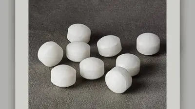 Nephtaline balls: कपड़ों में नेफ्थलीन बॉल का इस्तेमाल करना कितना सही? जानें इसके फायदे और नुकसान