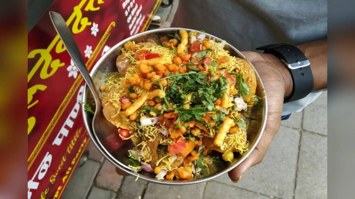 Packet Chips Bhel Puri Recipe: अब घर पर मिनटों में बनाए पैकेट चिप्स से मजेदार चटपटी भेलपुरी