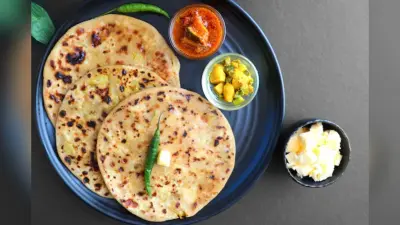 Onion Paratha Recipe : आलू-गोभी को कहें बाय, अब प्याज का पराठा खाकर पाएं नए स्वाद का आनंद