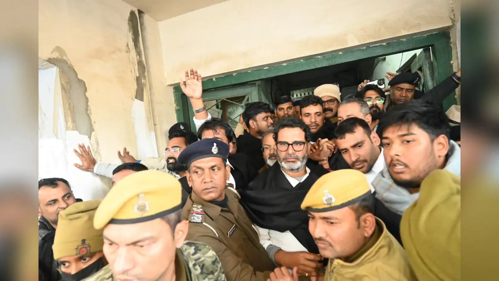 BPSC Protest: प्रशांत किशोर गिरफ्तार, गांधी मैदान से उठा एम्स ले गई पटना पुलिस