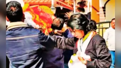 इंग्लैंड और मलयेशिया से आई बेटियों ने किया पिता का अंतिम संस्कार, अर्थी को कंधा भी दिया