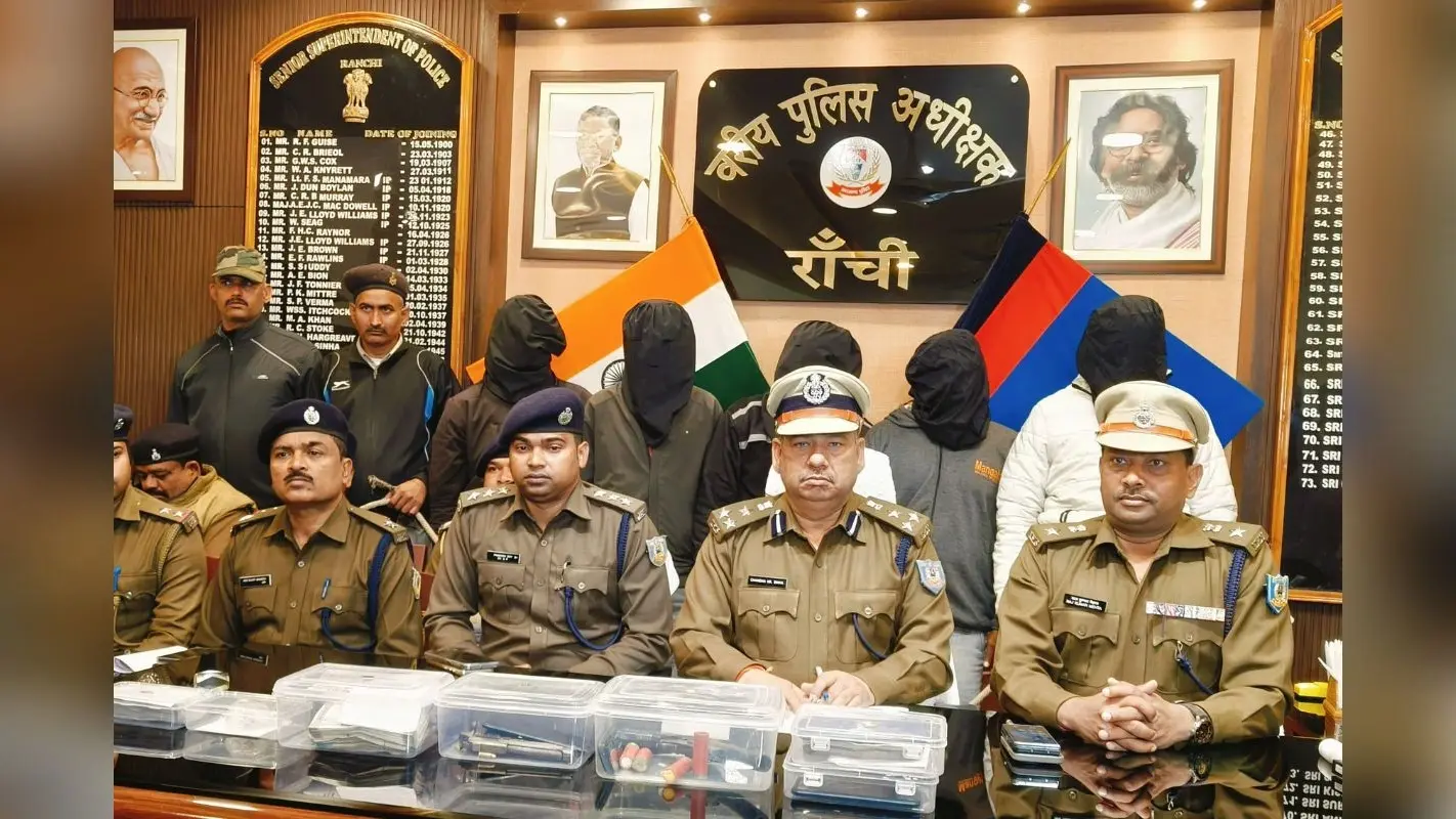 Ranchi Crime: पंडरा में 13 लाख की लूट और फायरिंग मामले में आठ अरेस्ट, अपराधियों ने दिनदहाड़े लूटे थे रुपए
