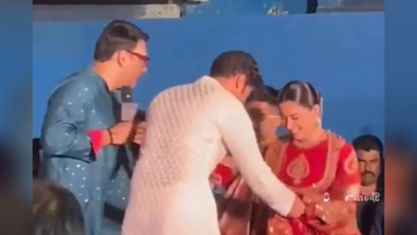 Viral Video: छावा के ट्रैलर लॉन्च पर लंगड़ाकर पहुंची राश्मिका मंदाना, विक्की कौशल ने बढ़ाया मदद का हाथ