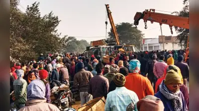 PHOTOS: रामगढ़ में आलू लदे ट्रक ने स्कूली बच्चों से भरे ऑटो को रौंदा, चालक समेत 4 की मौत