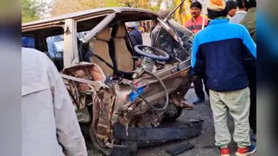 रांची में स्कॉर्पियो की टक्कर से स्कूल वैन के परखच्चे उड़े, ड्राइवर गंभीर, देखें Video
