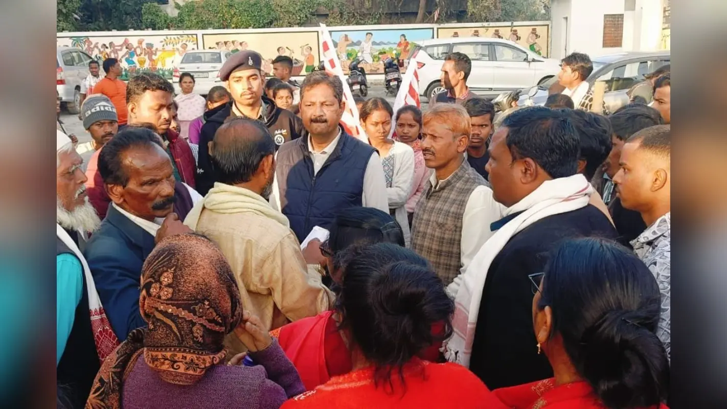 Ranchi News: सरना स्थल जमीन अधिग्रहण के खिलाफ दो घंटे जाम रहा रांची का सिरमटोली चौक, वाहनों की लगीं लंबी कतारें