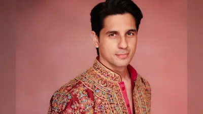 Sidharth Malhotra Net worth: कितने करोड़ के मालिक हैं सिद्धार्थ मल्होत्रा, एक फिल्म के लिए इतना करते हैं चार्ज