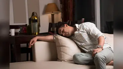 Health Tips: क्या आप भी बैठे-बैठे सो जाते हैं? शरीर में हो सकती है इन विटामिन्स की कमी