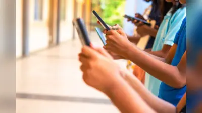 Social Media: इंसान के जीवन पर हावी हो रहा सोशल मीडिया, चुपके से कर रहा बीमार