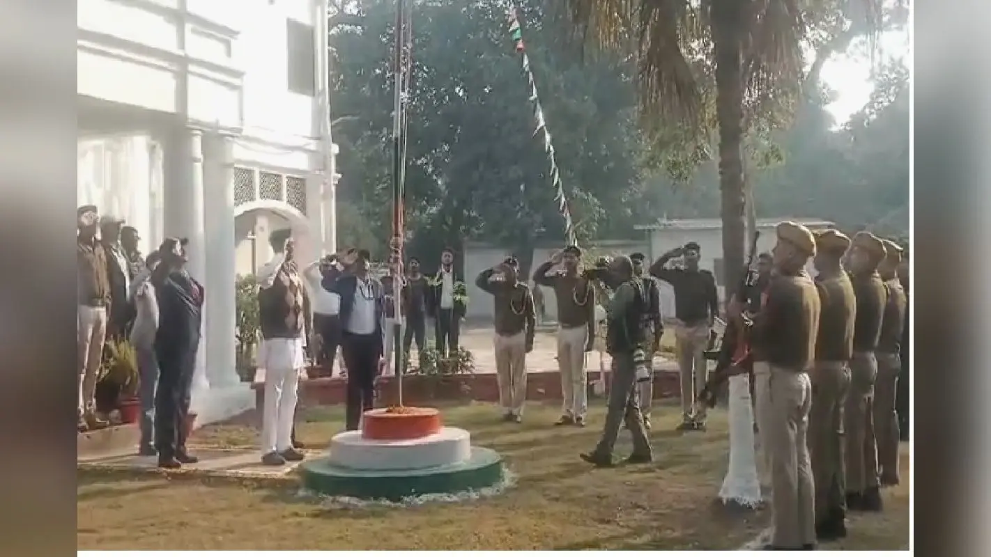 Republic Day 2025: लालू प्रसाद ने राबड़ी आवास पर फहराया तिरंगा, पढ़िए तेज प्रताप ने कहां झंडोत्तोलन किया
