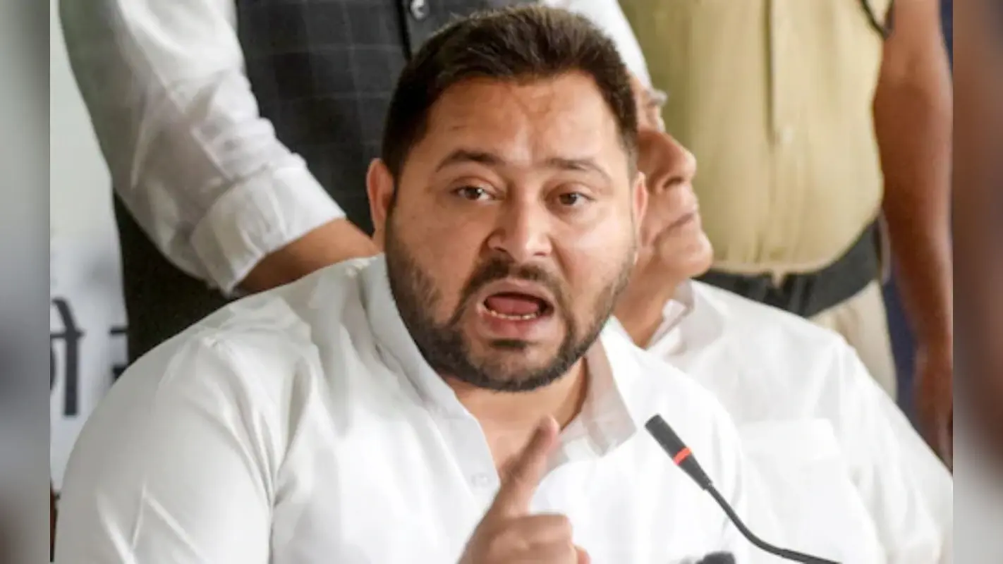 तेजस्वी के पास कैसे आए दो EPIC नंबर? चुनाव आयोग ने भेजा नोटिस, NDA ने की FIR की मांग