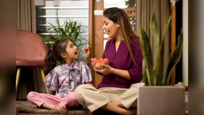 Vastu Tips: गलती से भी घर पर इस जगह न करें भोजन, रुक जाएगा पैसों का आना हो जाएंगे कंगाल