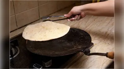 Vastu Tips For kitchen : किचन की नाली में कभी न फेंके गर्म पानी, घर से चली जाती है लक्ष्मी