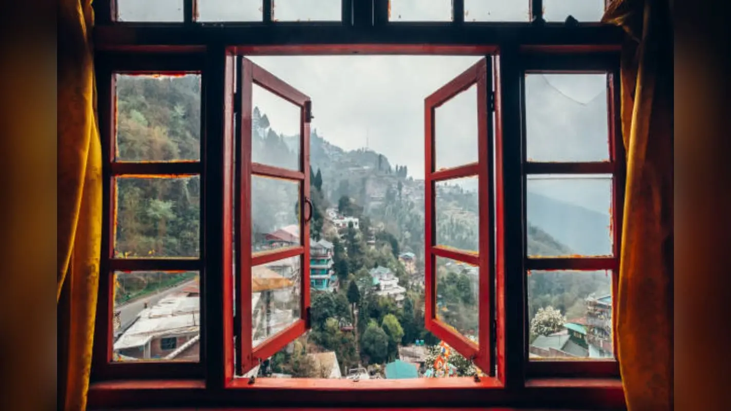 Vastu Tips: पैसों और खुशियों से भरा रहेगा जीवन, घर पर इन दिशाओं में खिड़की का होना माना जाता है शुभ