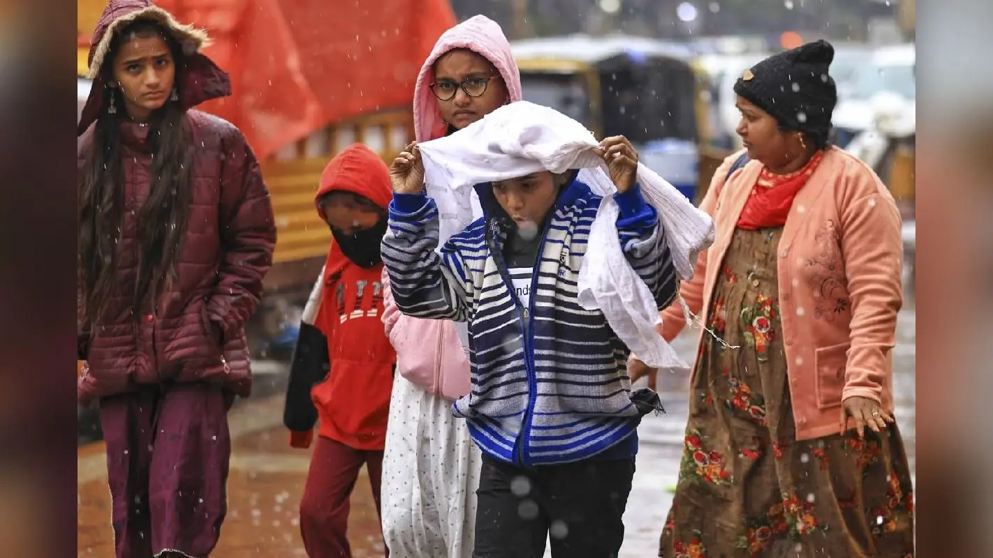 Weather Updates: पहाड़ों में बर्फबारी से मैदानों में कड़ाके की ठंड, बारिश से बढ़ सकती है परेशानी, जानें मौसम का हाल