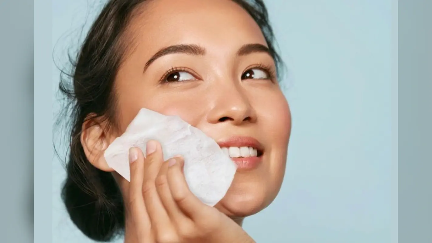 Wet Face Wipes Benefits: कहीं भी जाएं फेस वाइप्स को जरूर रखें अपने साथ, ये है फायदे