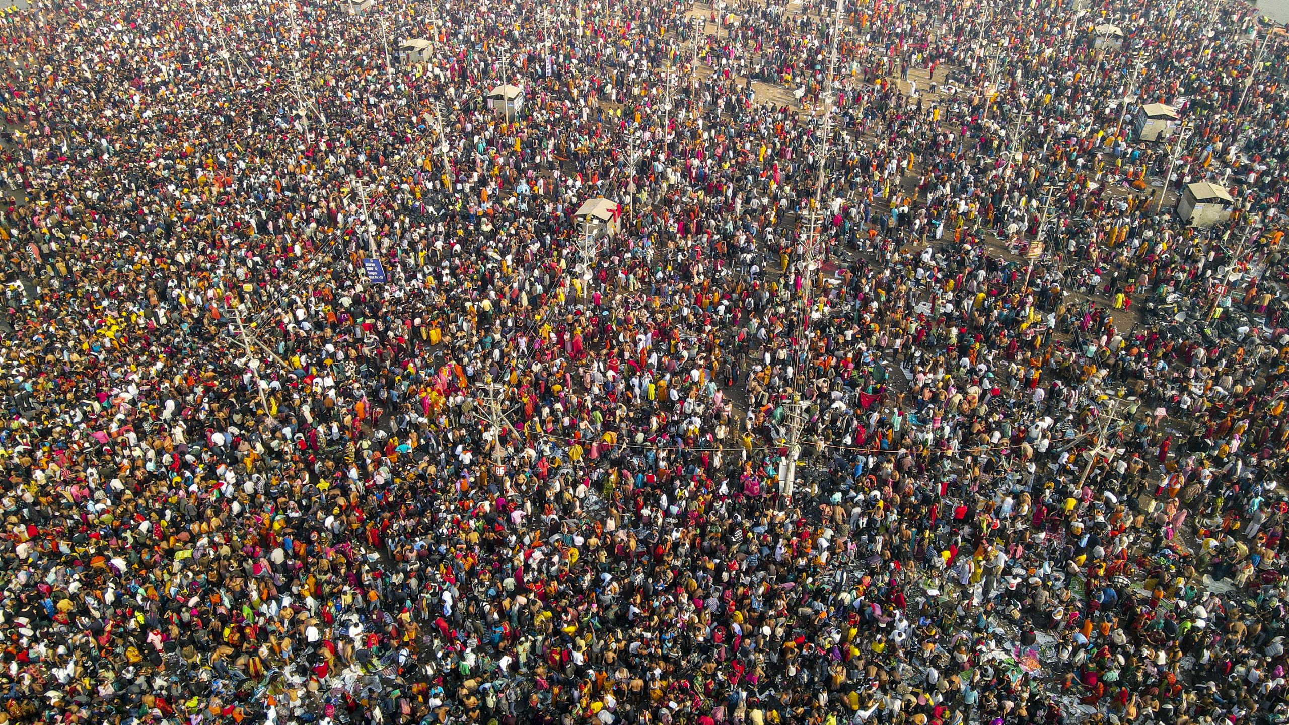 Mahakumbh 2025: ट्रेनें फुल, सड़कों पर जनसैलाब, 17 फरवरी को 1.35 करोड़ लोगों ने संगम में लगाई डुबकी, Photos