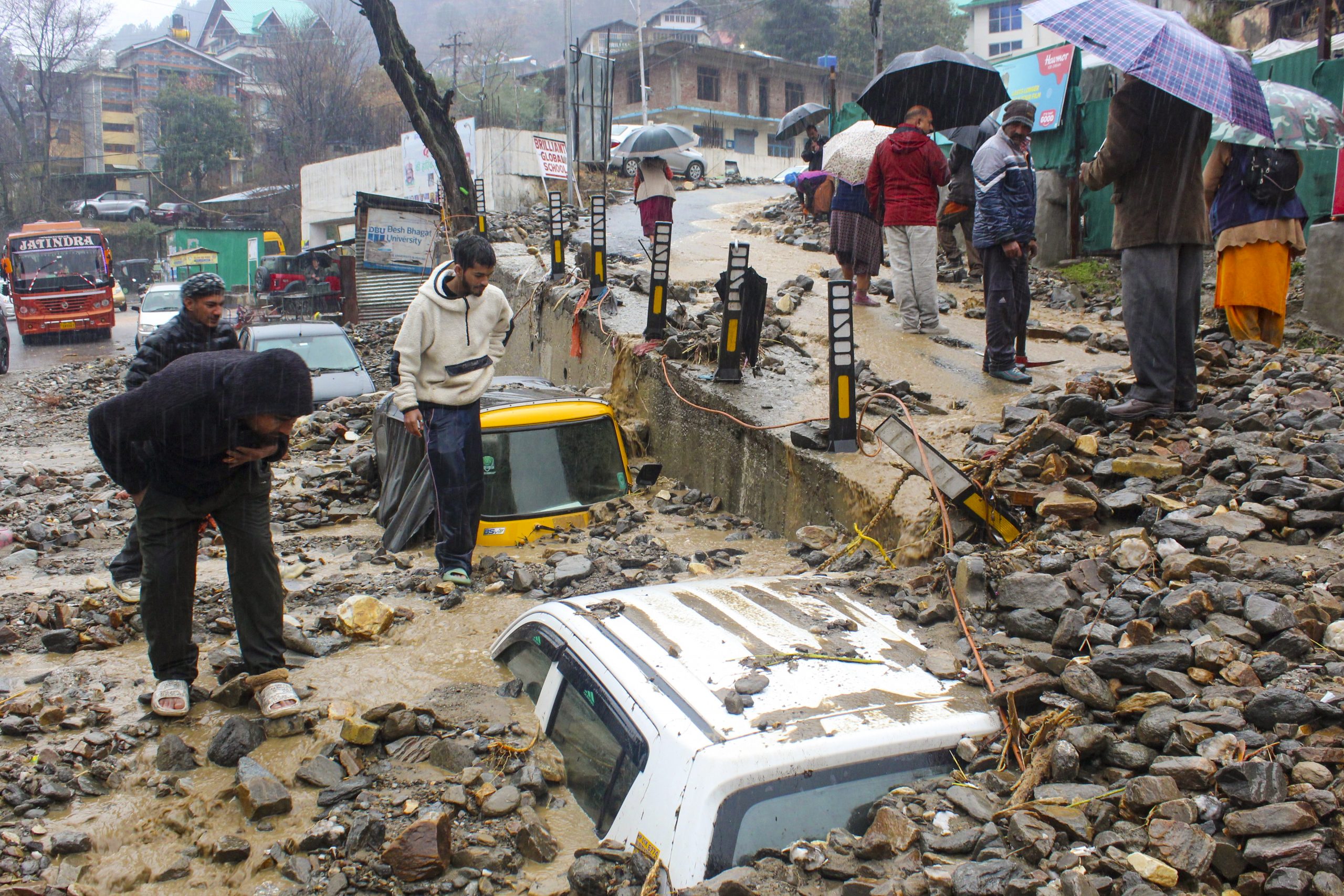 Heavy Rain Alert: हिमाचल प्रदेश में मूसलाधार बारिश, बाढ़ और Landslide, गई गाड़ियां बही, देखें Video