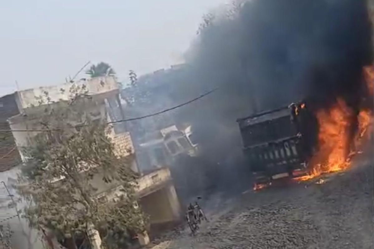 गया में वेल्डिंग के चिंगारी से भड़की भीषण आग, देखते ही देखते 4 गाड़ियां लपेटे में आई