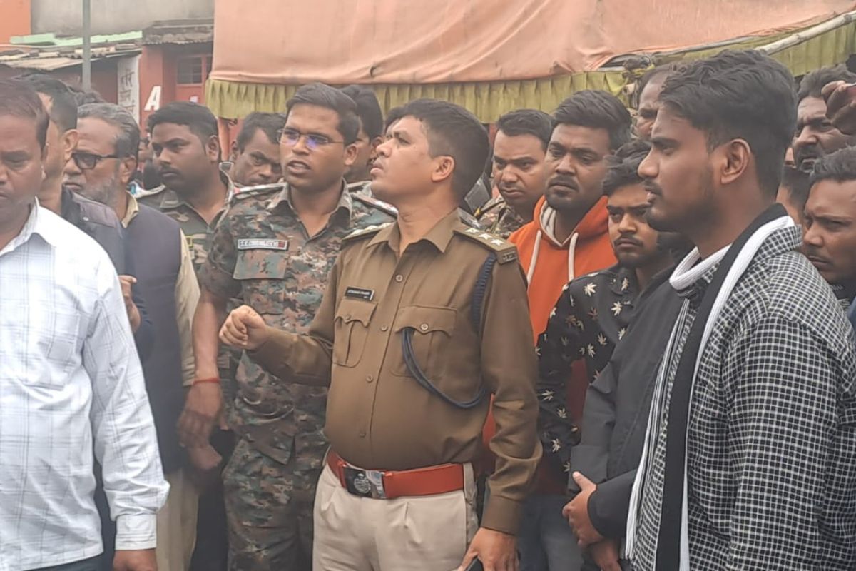 गिरिडीह में दो मजदूरों को चार पहिया वाहन ने कुचला, मौत, आक्रोशित लोगों ने की सड़क जाम