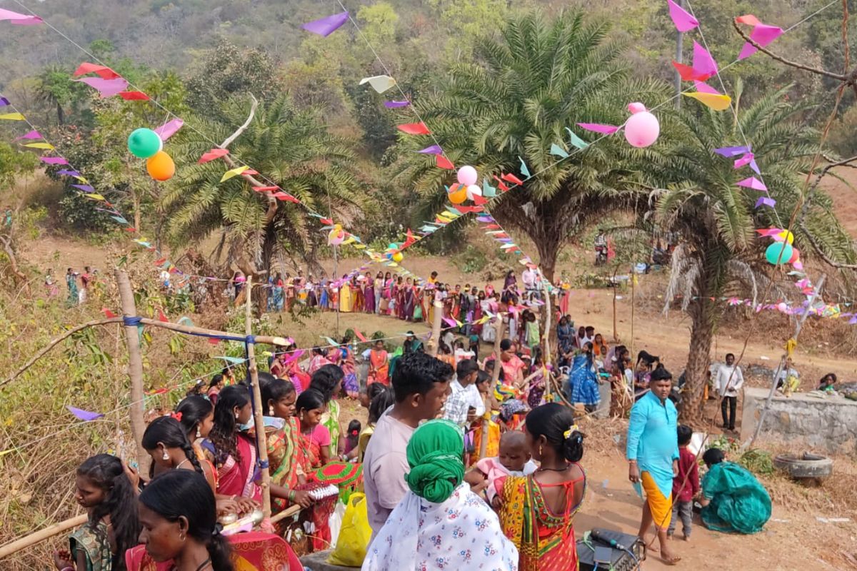 धनबाद के सोनापानी बूढ़ा शिव महादेव मंदिर में श्रद्धालुओं की लगी लंबी कतार, महाभारत काल में पांडवों ने कराया था निर्माण
